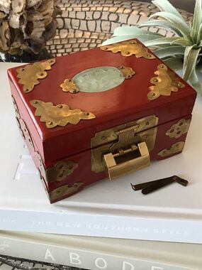 VINTAGE RED LACQUERED WOOD CHINOISERIE MID-CENTURY ASIAN DECOR